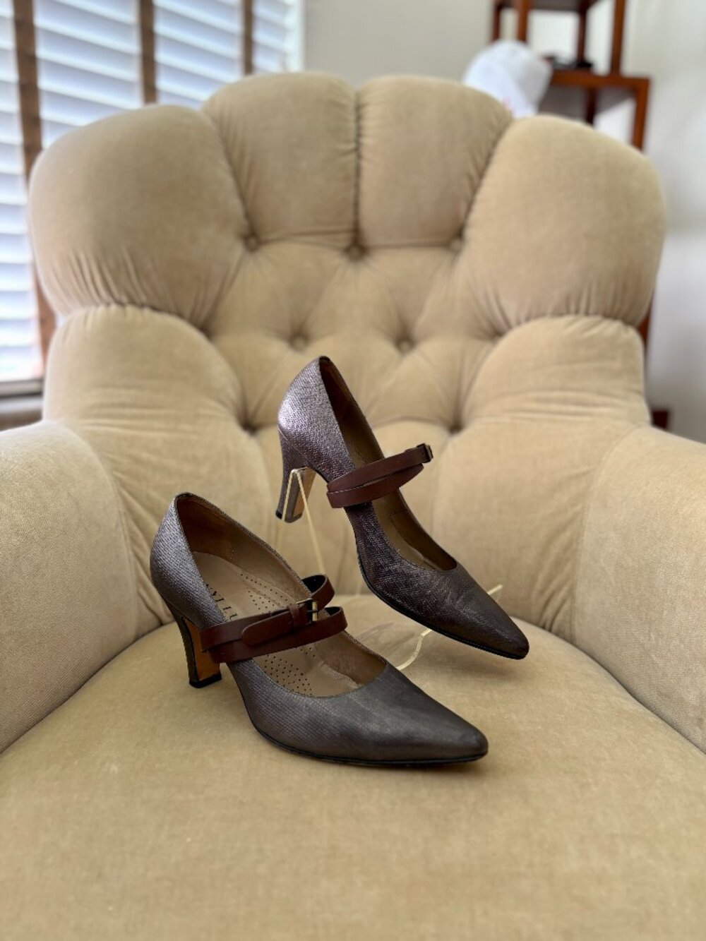 Auth. ANYI LU Iconic SOFIA Texured Charcoal Leather Mary Jane Convertible Pumps